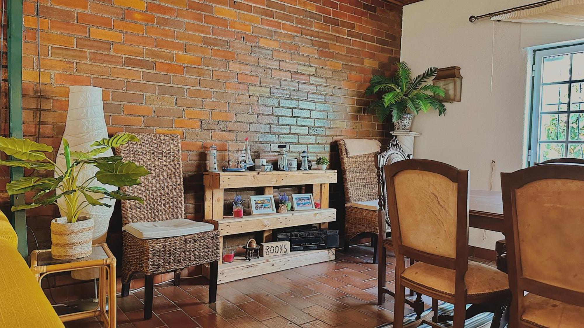 Coastal Garden Paradise Retreat- 6 Min From The Beach 차르네카 외부 사진