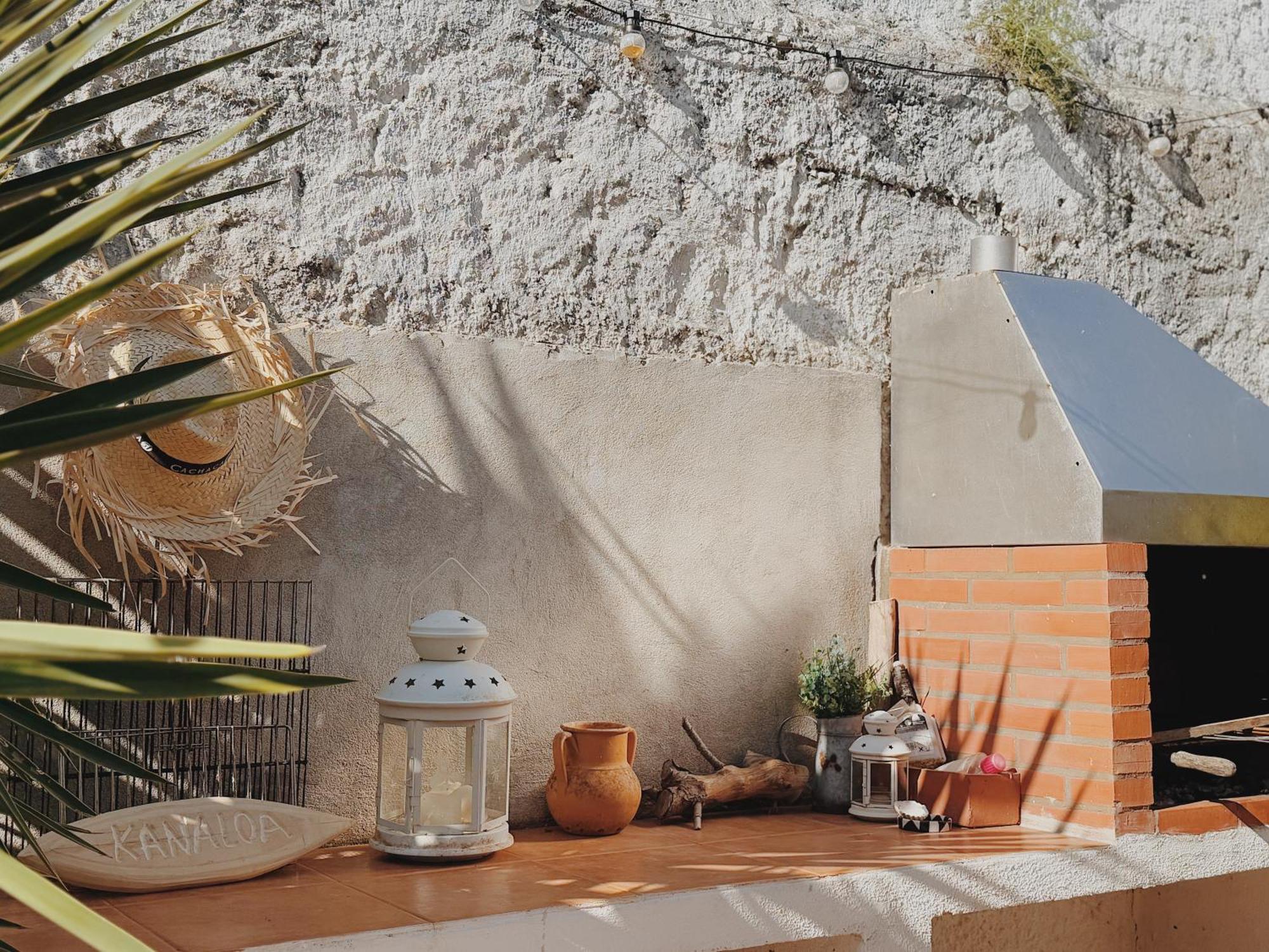 Coastal Garden Paradise Retreat- 6 Min From The Beach 차르네카 외부 사진
