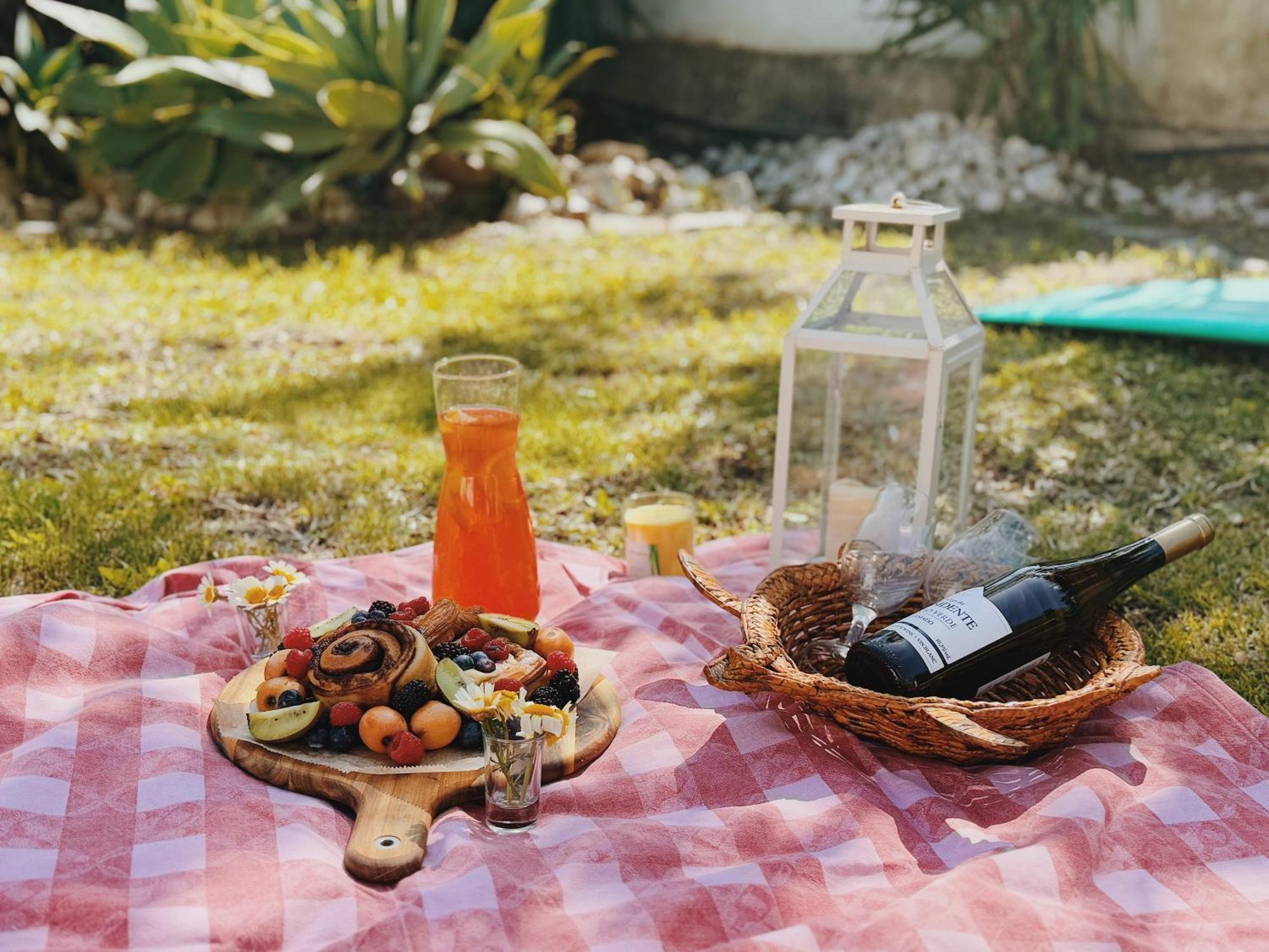 Coastal Garden Paradise Retreat- 6 Min From The Beach 차르네카 외부 사진
