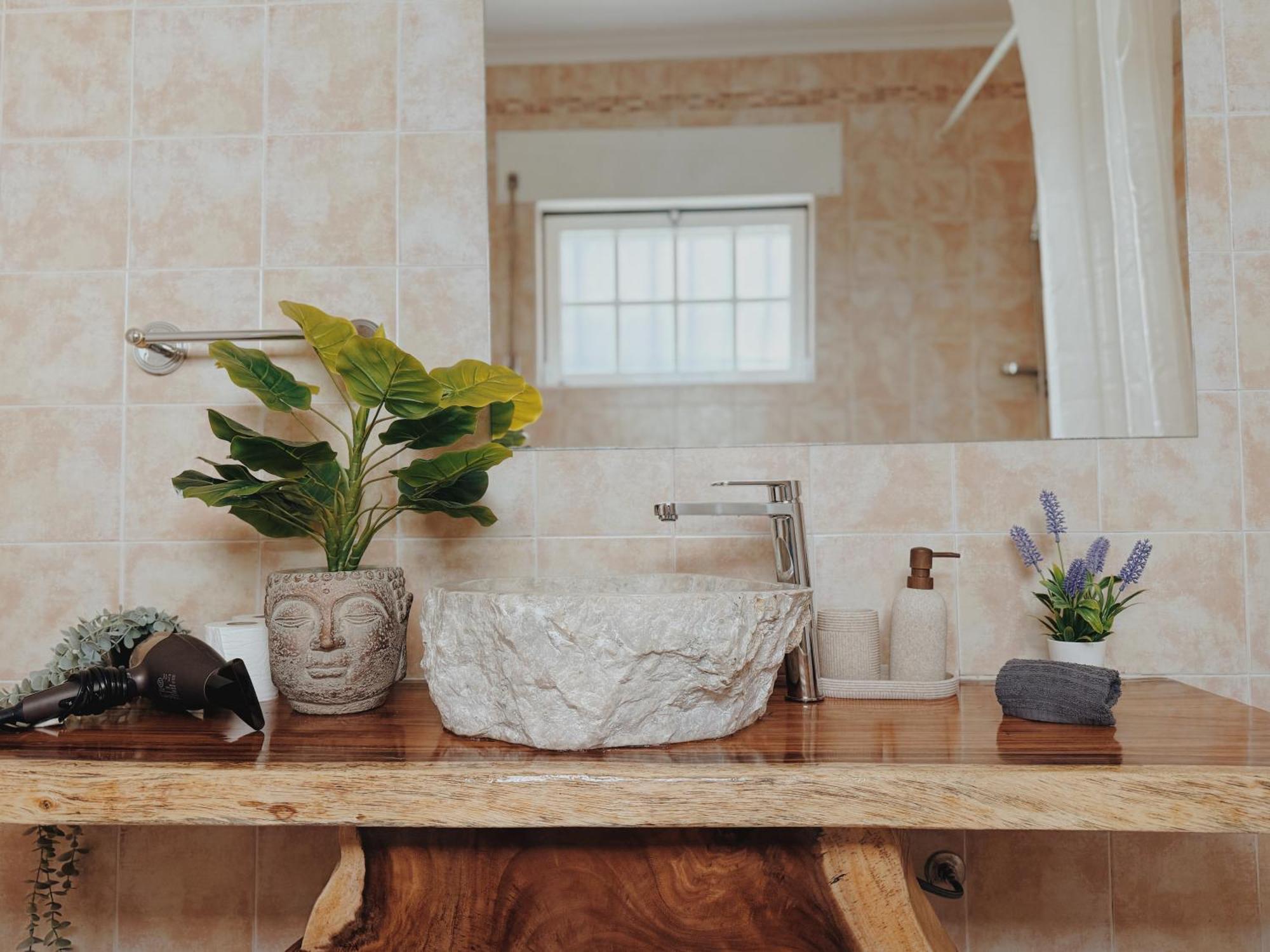 Coastal Garden Paradise Retreat- 6 Min From The Beach 차르네카 외부 사진